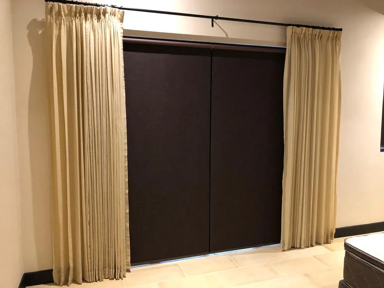 Cortinas de tela limpias y planchadas en sala con luz natural.