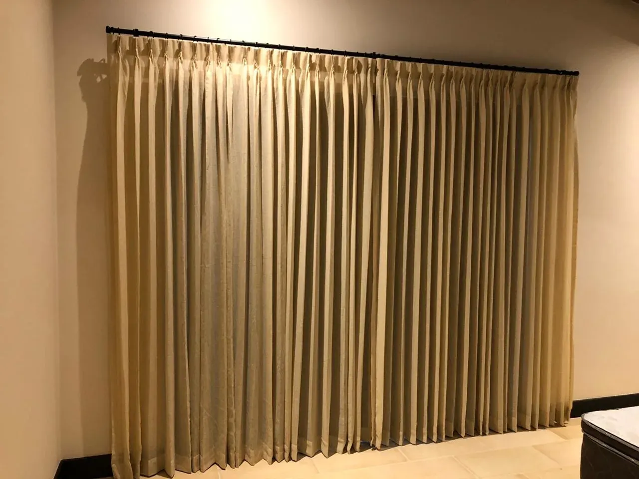 Cortinas de tela en sala elegante con luz cálida.