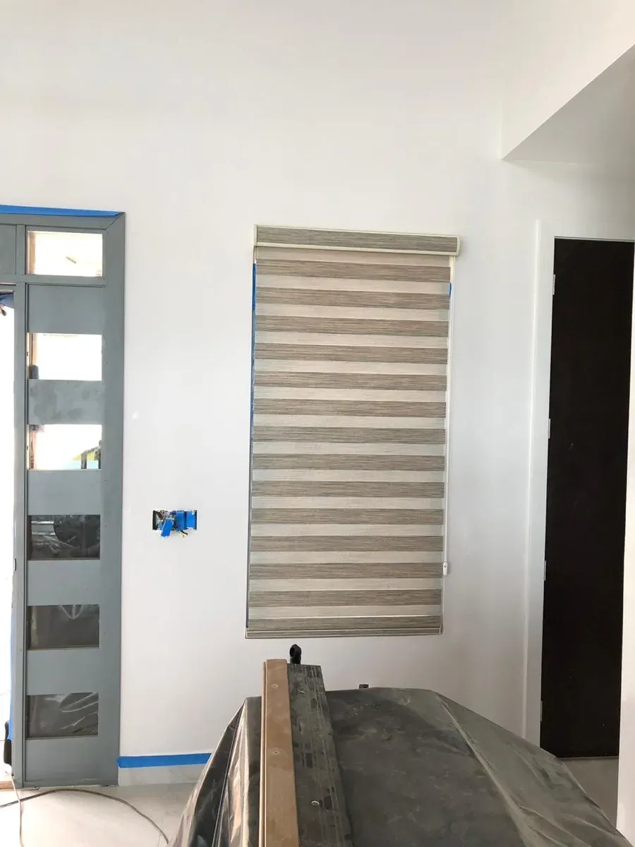 Double Roller en habitación con tejido opaco cerrado.