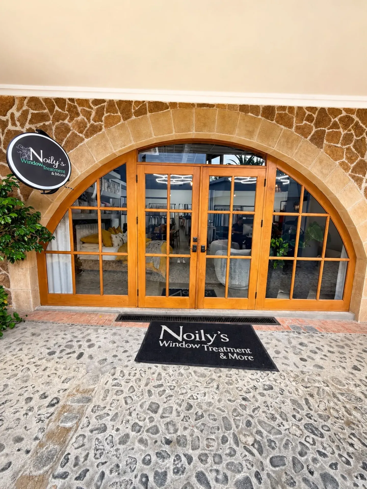Fachada del showroom de Noily's Window Treatment & More en Pueblo Las Catalinas