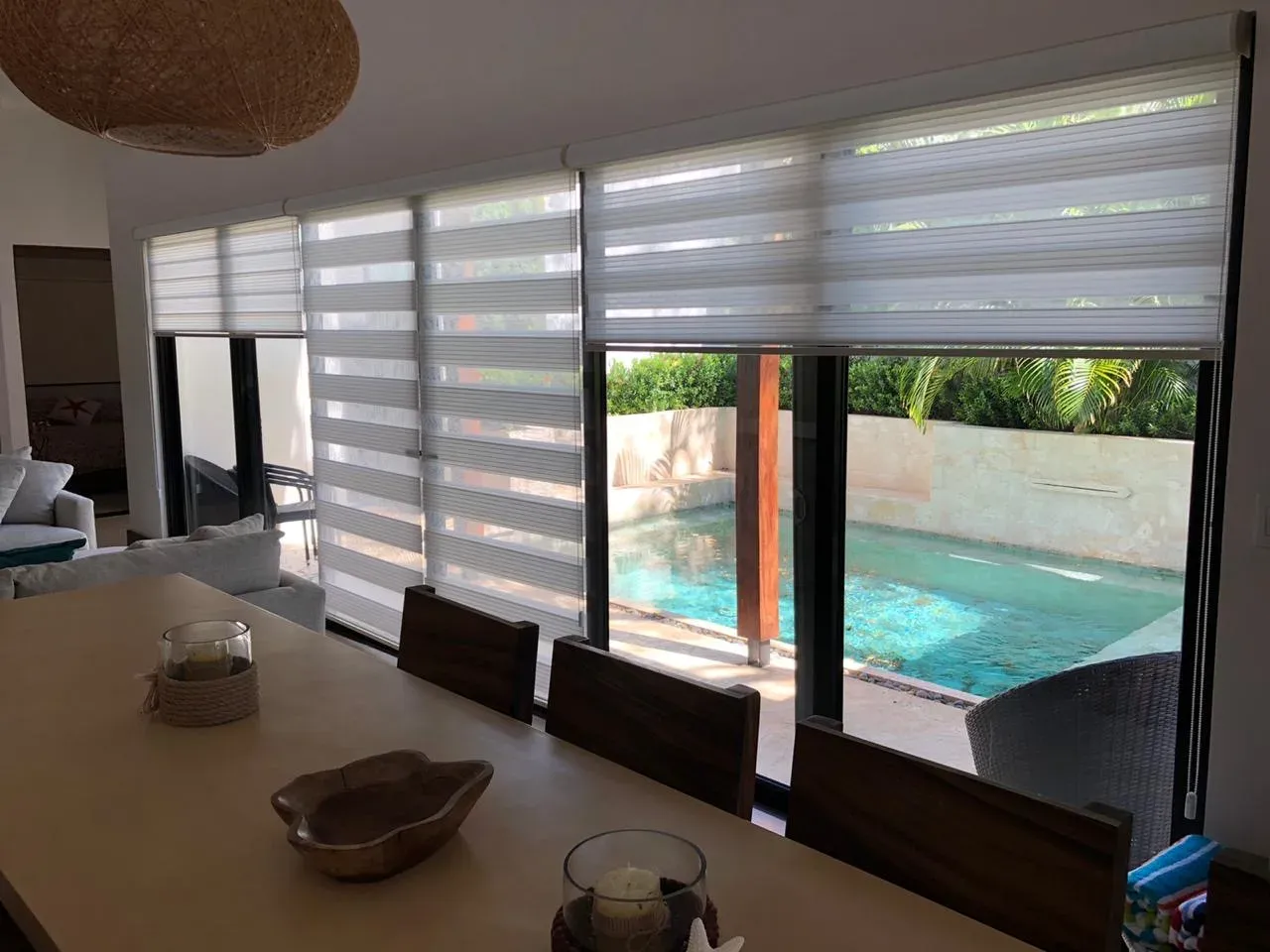 Cortinas Día y Noche en corredizas hacia la piscina · Guanacaste