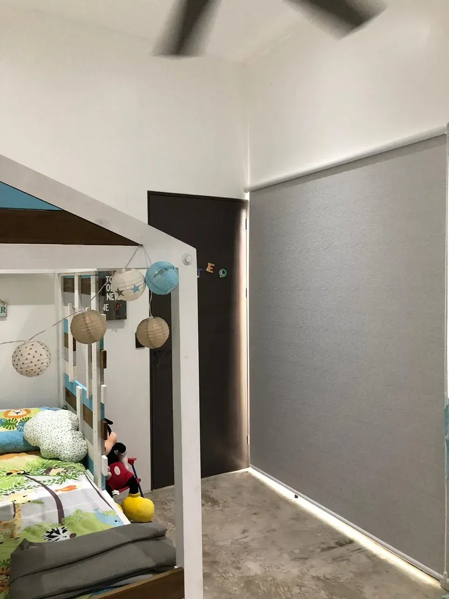Cortina Sun Screen en dormitorio con luz de tarde.