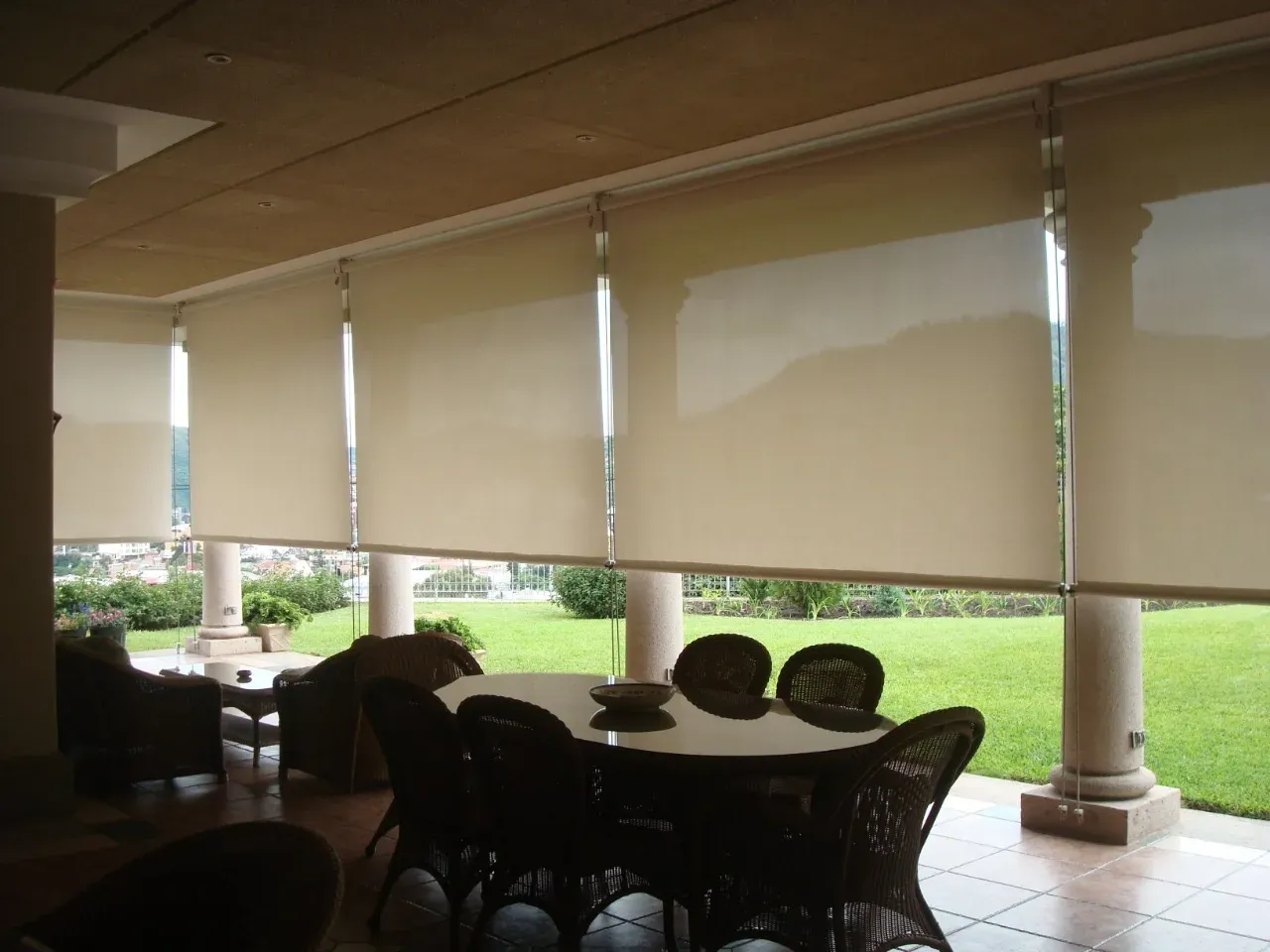 Detalle de tela de toldo con costuras reforzadas.