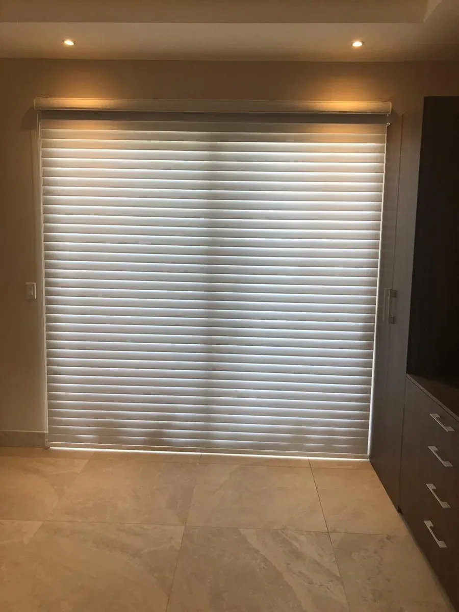 Triple Shade en ventana de dormitorio con luz filtrada.